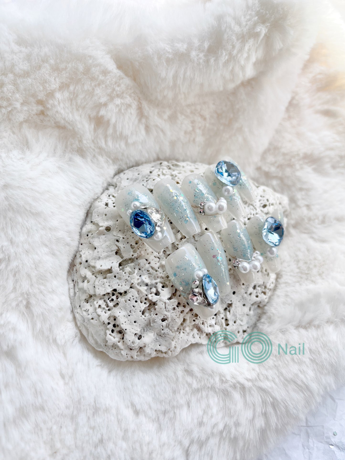 Treasure with pearl press on nails